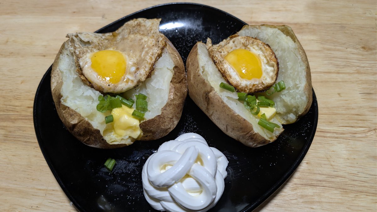Falconeio's tweet photo. Fluffy oven baked potato with delicious and crisp skin, topped with salt, butter, green onion and a sunny side up egg finished in browned butter. Served with sour cream. https://t.co/OB4ENShPac