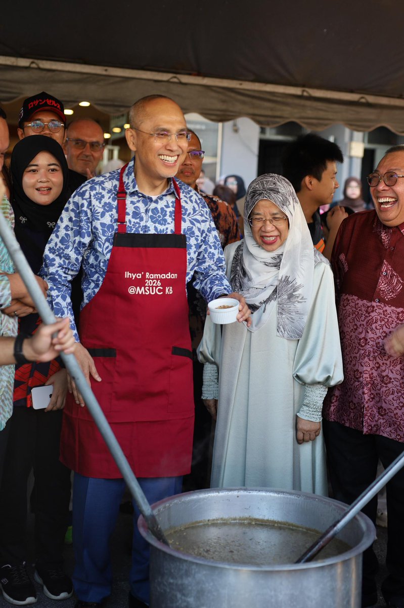 MohdShukriYajid's tweet photo. Kicked off #IhyaRamadan2026 at @MSUcollege_kb with infaq Bubur Lambuk 7.0. A meaningful tradition of sharing, unity and compassion. May this Ramadan strengthen our 2G Culture of Giving & Grateful, as we uplift communities and impact others. #RamadanShare #RamadanConnect https://t.co/XWIpdcUpp1