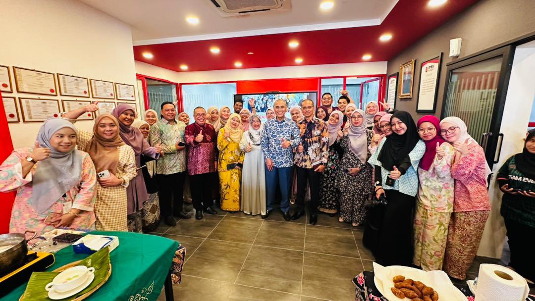 MohdShukriYajid's tweet photo. Kicked off #IhyaRamadan2026 at @MSUcollege_kb with infaq Bubur Lambuk 7.0. A meaningful tradition of sharing, unity and compassion. May this Ramadan strengthen our 2G Culture of Giving & Grateful, as we uplift communities and impact others. #RamadanShare #RamadanConnect https://t.co/XWIpdcUpp1