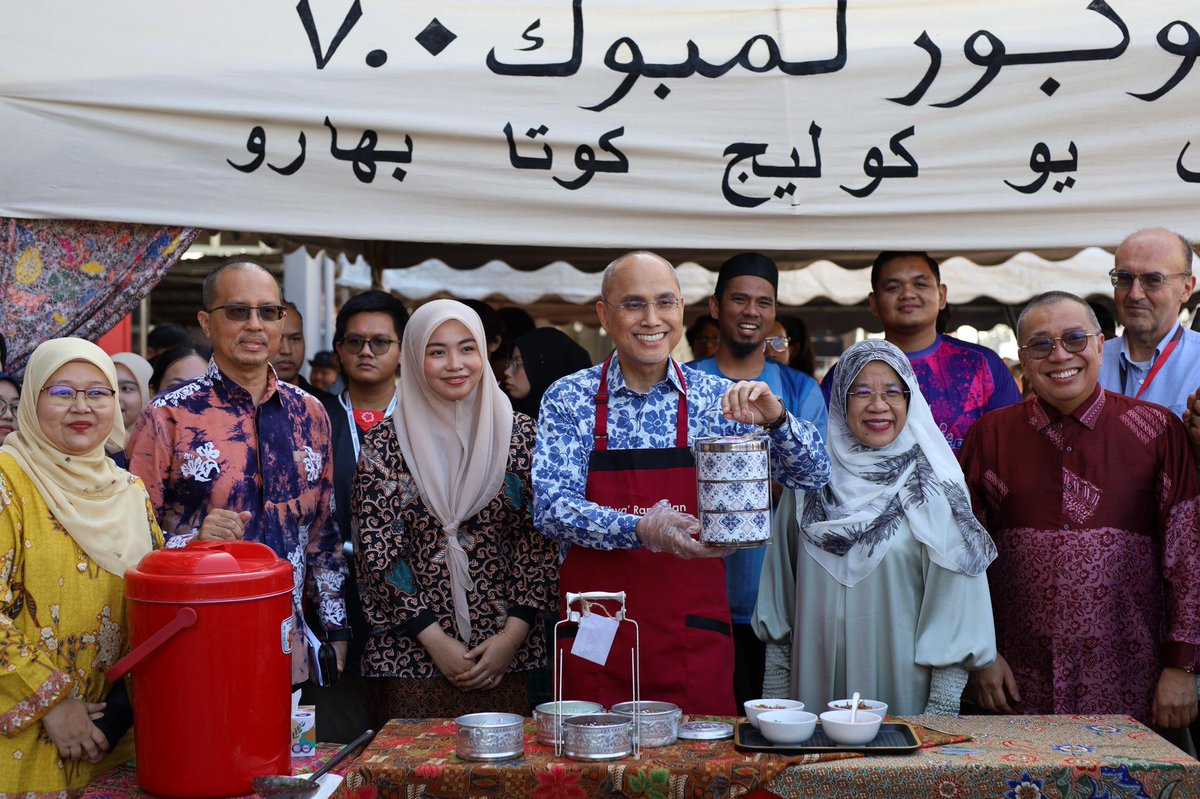 MohdShukriYajid's tweet photo. Kicked off #IhyaRamadan2026 at @MSUcollege_kb with infaq Bubur Lambuk 7.0. A meaningful tradition of sharing, unity and compassion. May this Ramadan strengthen our 2G Culture of Giving & Grateful, as we uplift communities and impact others. #RamadanShare #RamadanConnect https://t.co/XWIpdcUpp1
