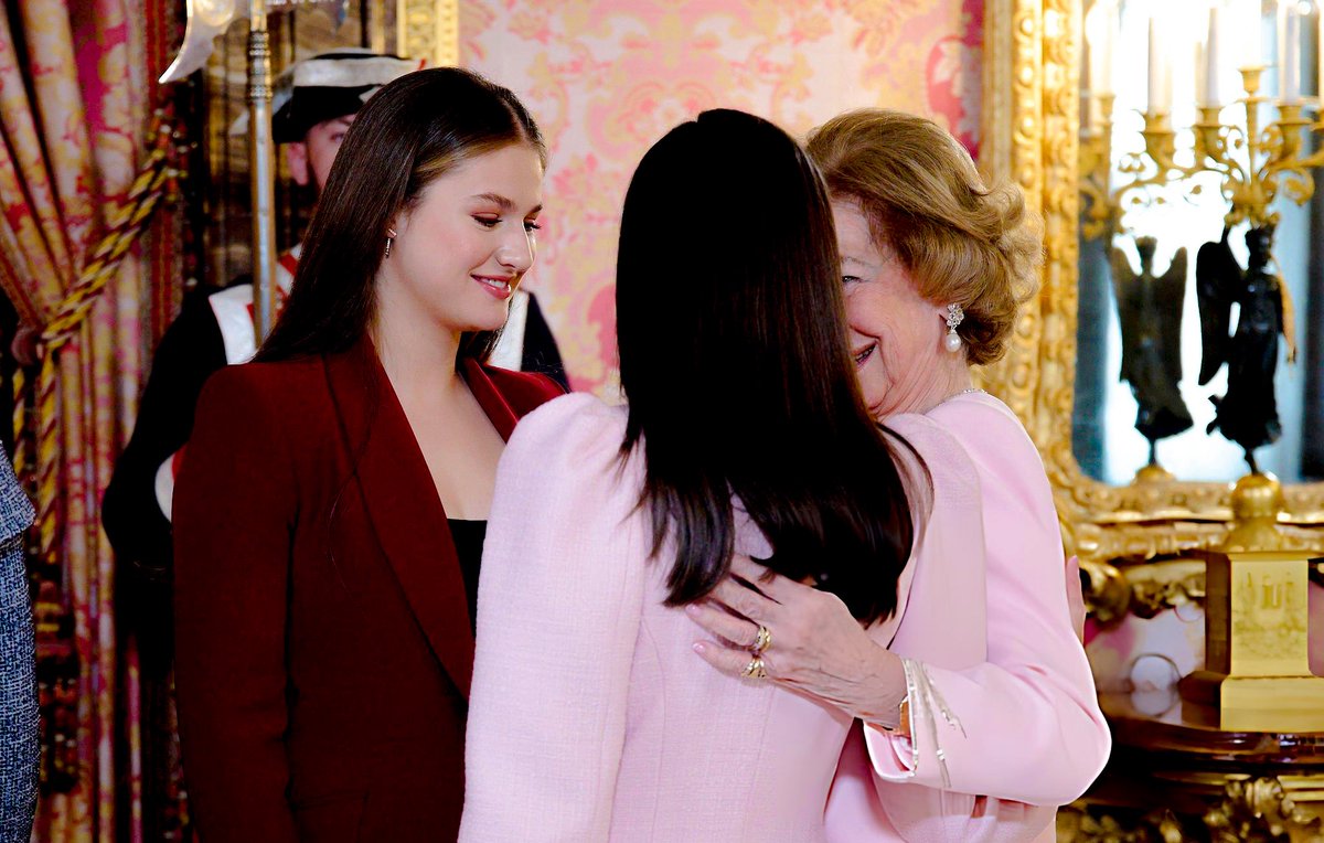 royalchildren_'s tweet photo. #QueenLetizia #PrincessLeonor The #PrincessofAsturias #InfantaSofia and #QueenSofia of Spain attend the imposition of the Golden Fleece (Tosion de Oro), at the Royal Palace in Madrid, Spain 🎖️ -November 21st 2025.
.
📷 : Carlos Álvarez/@GettyImages https://t.co/GJxC0Sk0g8