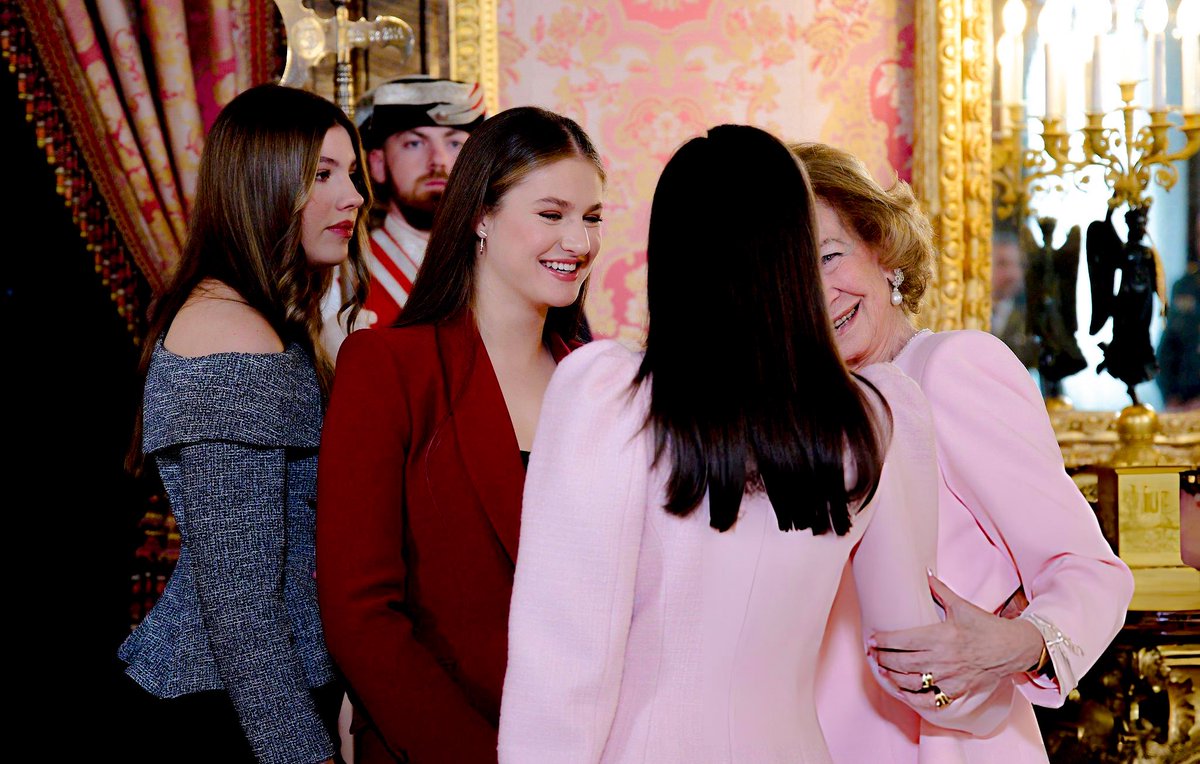 royalchildren_'s tweet photo. #QueenLetizia #PrincessLeonor The #PrincessofAsturias #InfantaSofia and #QueenSofia of Spain attend the imposition of the Golden Fleece (Tosion de Oro), at the Royal Palace in Madrid, Spain 🎖️ -November 21st 2025.
.
📷 : Carlos Álvarez/@GettyImages https://t.co/GJxC0Sk0g8