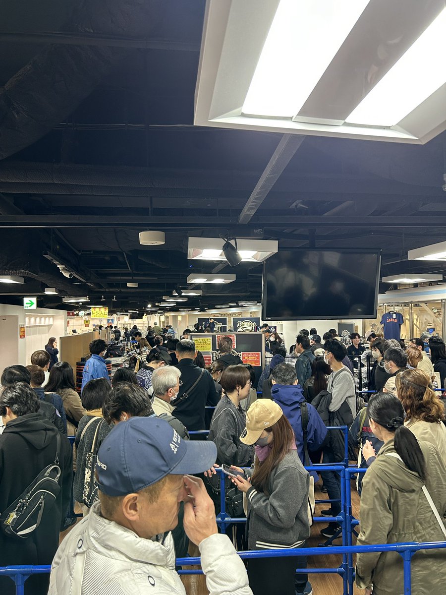 京セラ先行販売、余裕やと思ったけど結構並ばされたな、、　無事ほしいものは！
明日からもっとすごいんやろなー😭