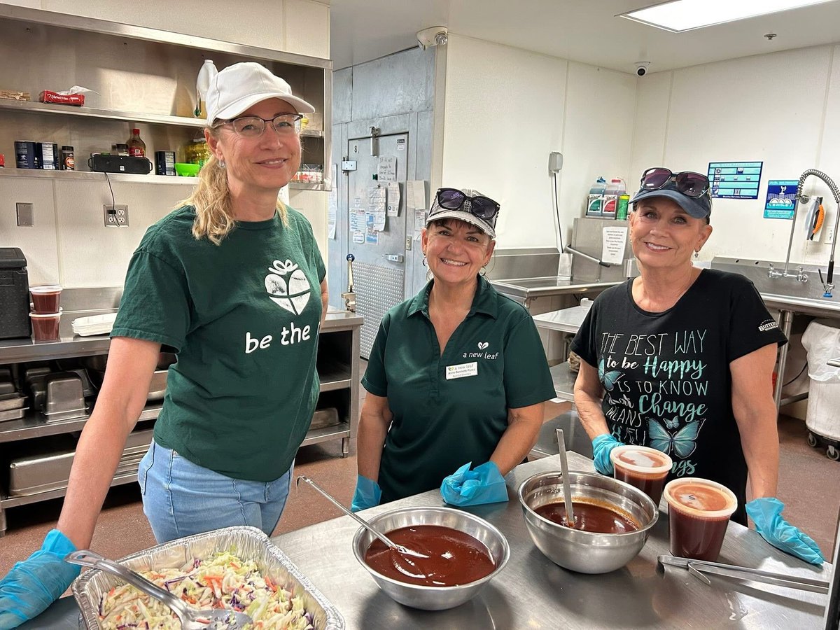 Women from A New Leaf’s Women’s Giving Circle served dinner this week at our East Valley Men’s Center—sharing a meal, encouragement, and community. 💜 Thanks to Just the Tip BBQ for providing dinner! Want to get involved? Apply: asellers@turnanewleaf.org
 🌿