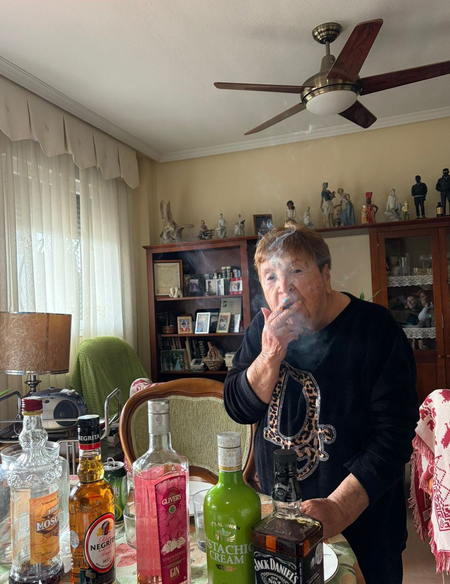 spotifyLinker's tweet photo. Si a los 92 no acabo como mi abuela, k me maten ya https://t.co/YpmS7AB4f1