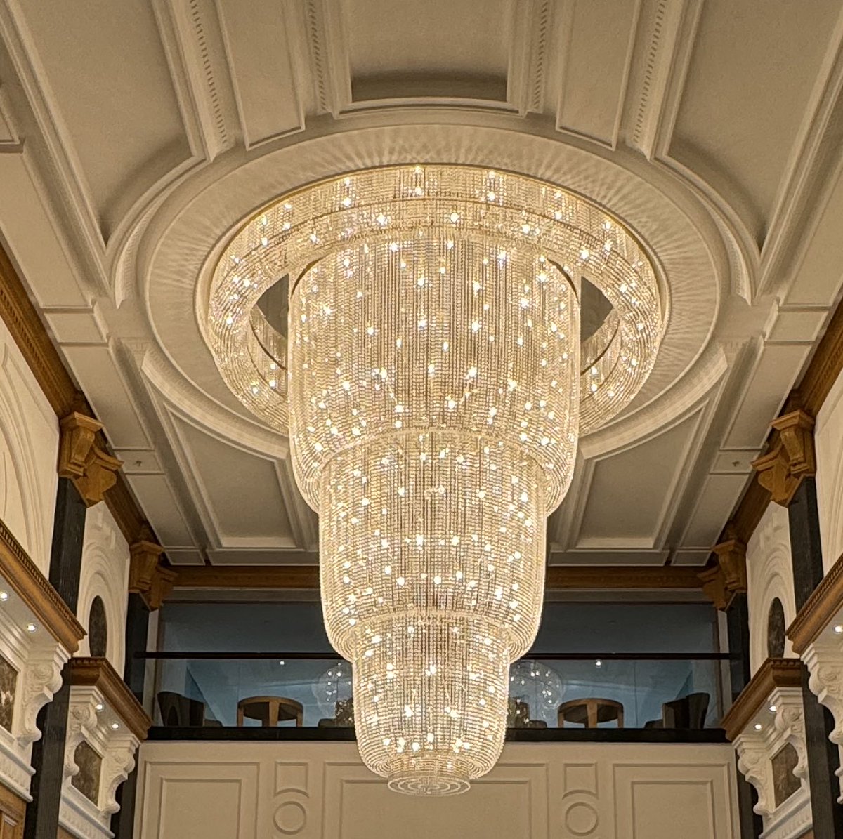 ثريات اعجبتني بالأماكن الي أزورها وألتقطها ، وفيه اكثر من كذا 
..شاركوني ترا مره احب منظرهم بالمكان