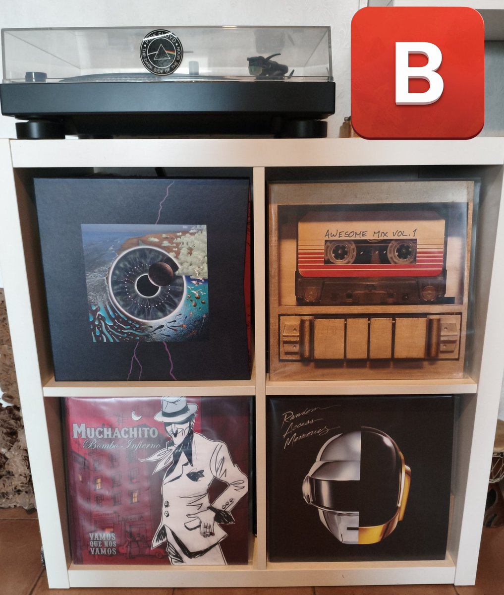 A ver tuiter! Vosotr@s que sabéis de todo!
Siempre he tenido los vinilos como en la foto A, pero hoy me ha dado por poner unos digamos de frontales en la baldas, foto B.
A la parienta y la guaja les gusta más a la A y a mi la B.
Qué opináis vosotr@s?