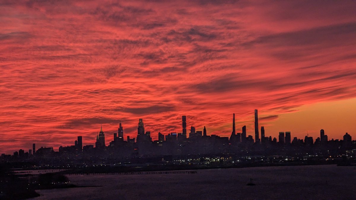 Falconeio's tweet photo. Sunset over Manhattan https://t.co/lxpplKA41V