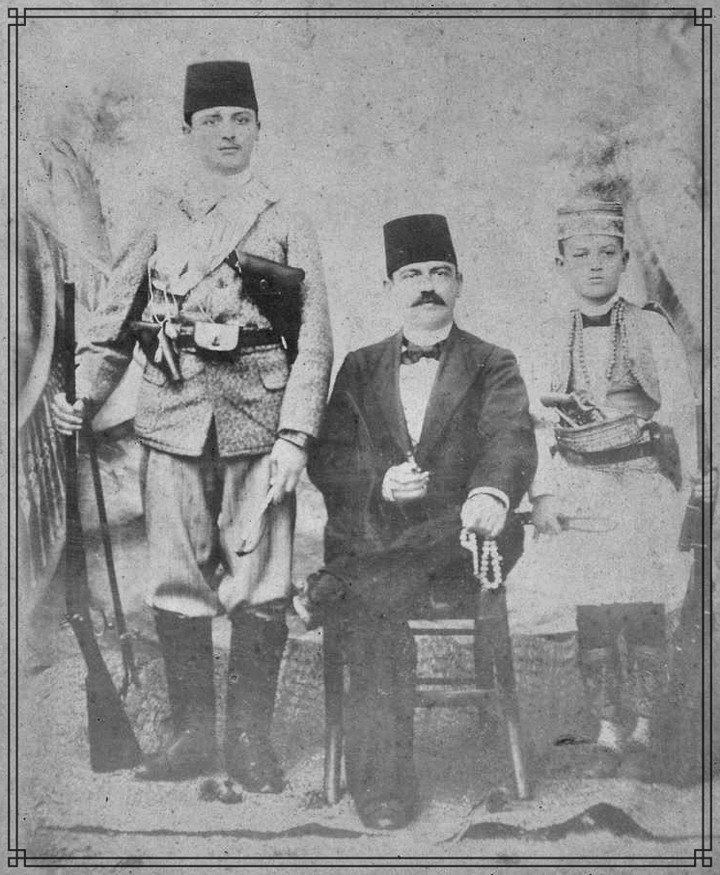 dgnucak's tweet photo. Ellerinde tüfek bellerinde tabancaları ile silah kuşanmış iki delikanlı.

Ortalarında gururla poz veren babaları.

Fotoğraf 1900'lü yılların başından.

Silah, savaşçı ruhu diri tutar.

Gül bahçesinde elinde kürek ile gezen birinden savaşçı olmaz.

Biz işte o zamanlar asker millettik.

Eğer millet olarak başımıza bir musibet gelirse işimiz artık eskisinden de zor.

Çünkü artık duvarında mavzer asılı köy evlerimiz, dağlarımızda martin tüfekli efelerimiz, yörüklerimiz yok.

Sonumuz hayrolsun inşallah...