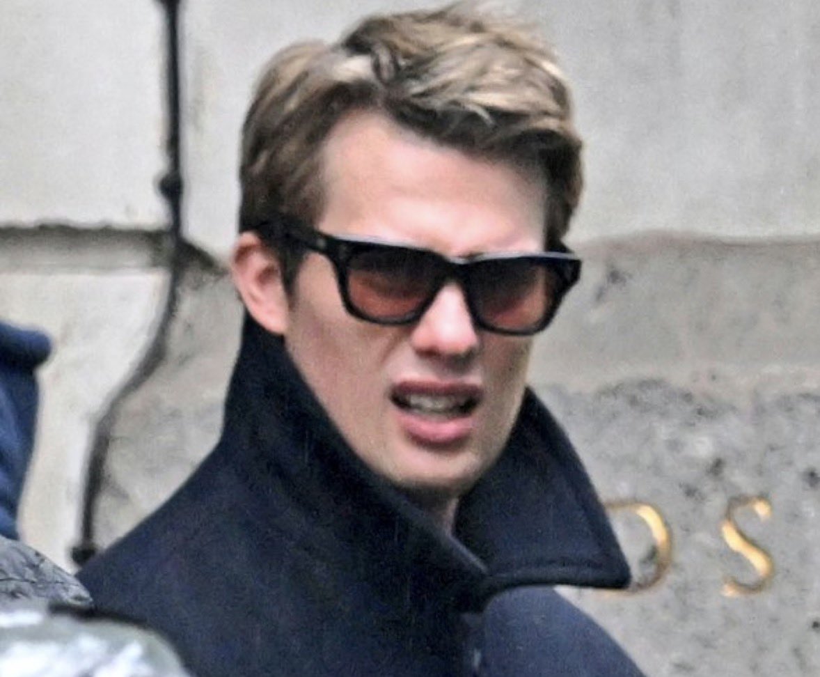 court | nick galitzine’s bicep mole 🎀🗡️ tweet media