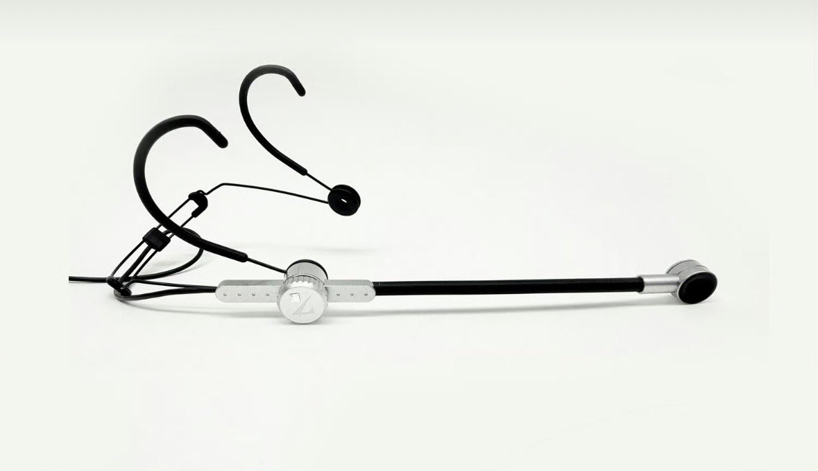 #ZHANGHAO from #ZEROBASEONE has received a new custom head microphone as a gift from a fan. This is a newly released headset model from Shure, and he is the first K-pop artist to utilize it.