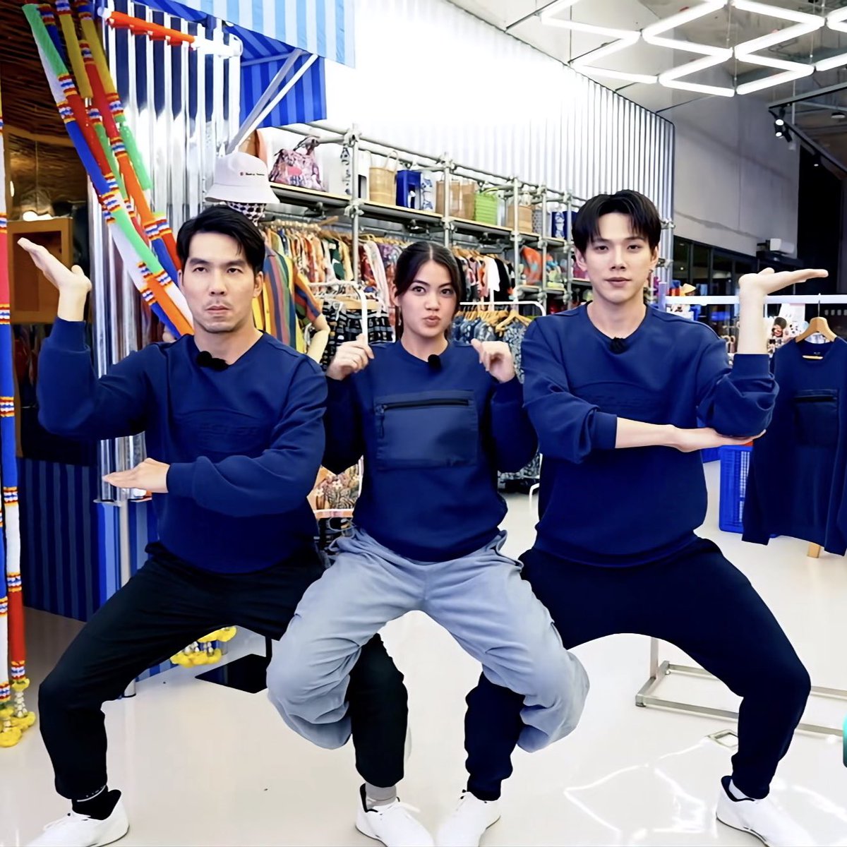 แล้วใครคิดท่านี้ 55555555 ชวน Gen Z ทำท่า BAZOO อ่า 555555555555 น้องทันมั้ย 5555

DAOU RUNNINGMANTH EP2
#RunningManTHEP2
#ต้าห์อู๋ #DAOU <a href="/oueiija/">ไดโนเสาร์ย้าก🦖</a>