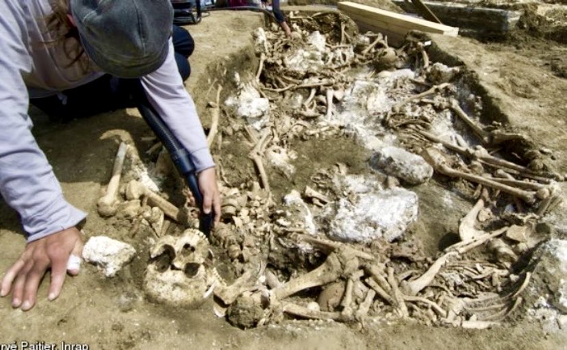 « Il faut que les catholiques apprennent à haïr la révolution; il faut la leur montrer sous son vrai jour, avec ses hontes, ses infamies et ses crimes. » Charles Maignen
Charnier de catholiques, Le Mans.