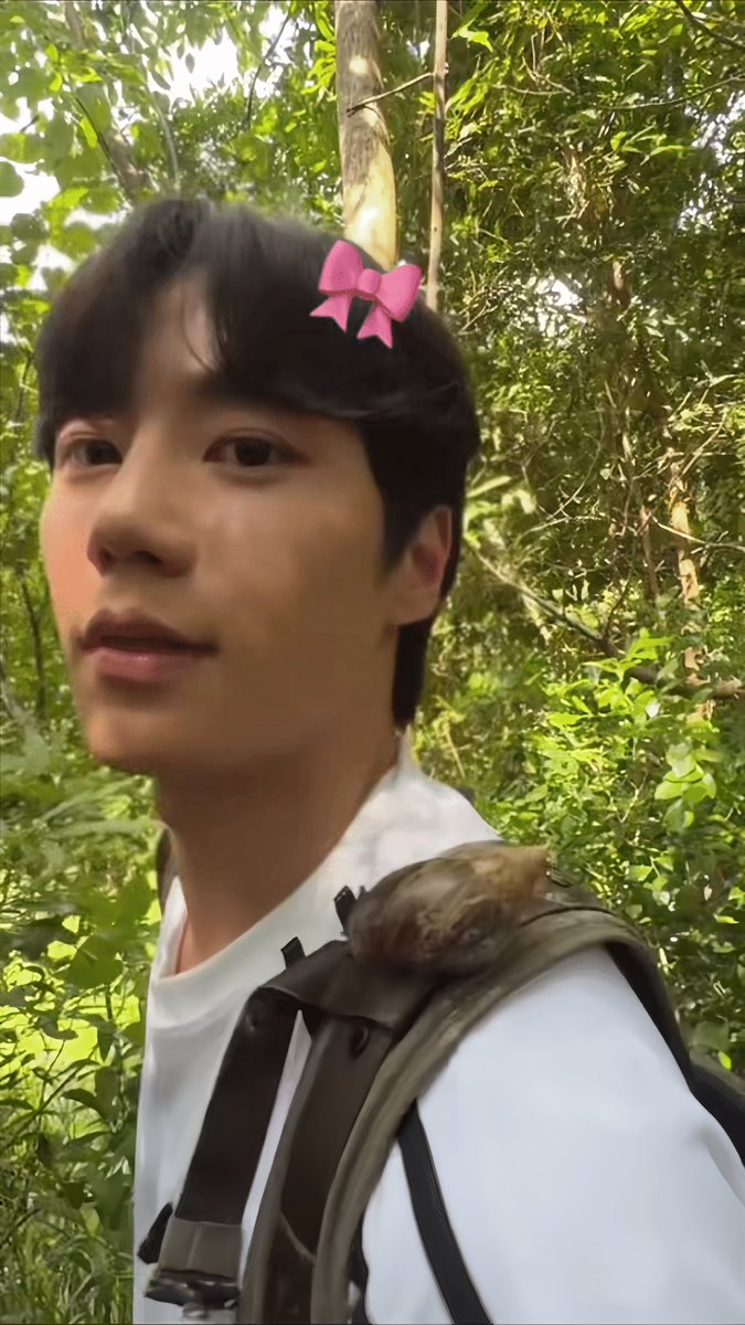 all4_ljy's tweet photo. If I'm reborn, I want to be a snail so I can follow you all over the world 🐌😘
#leejunyoung #이준영 https://t.co/e4HoKfd3PY
