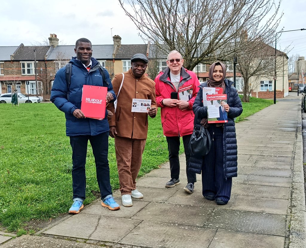 James_Beckles's tweet photo. Great team out in #Stratford for our Sunday canvassing session! We enjoyed speaking with residents and met some familiar faces.๐น
#NewhamLabour #LabourDoorStep #Labour #Newham https://t.co/jef1ha2Cff