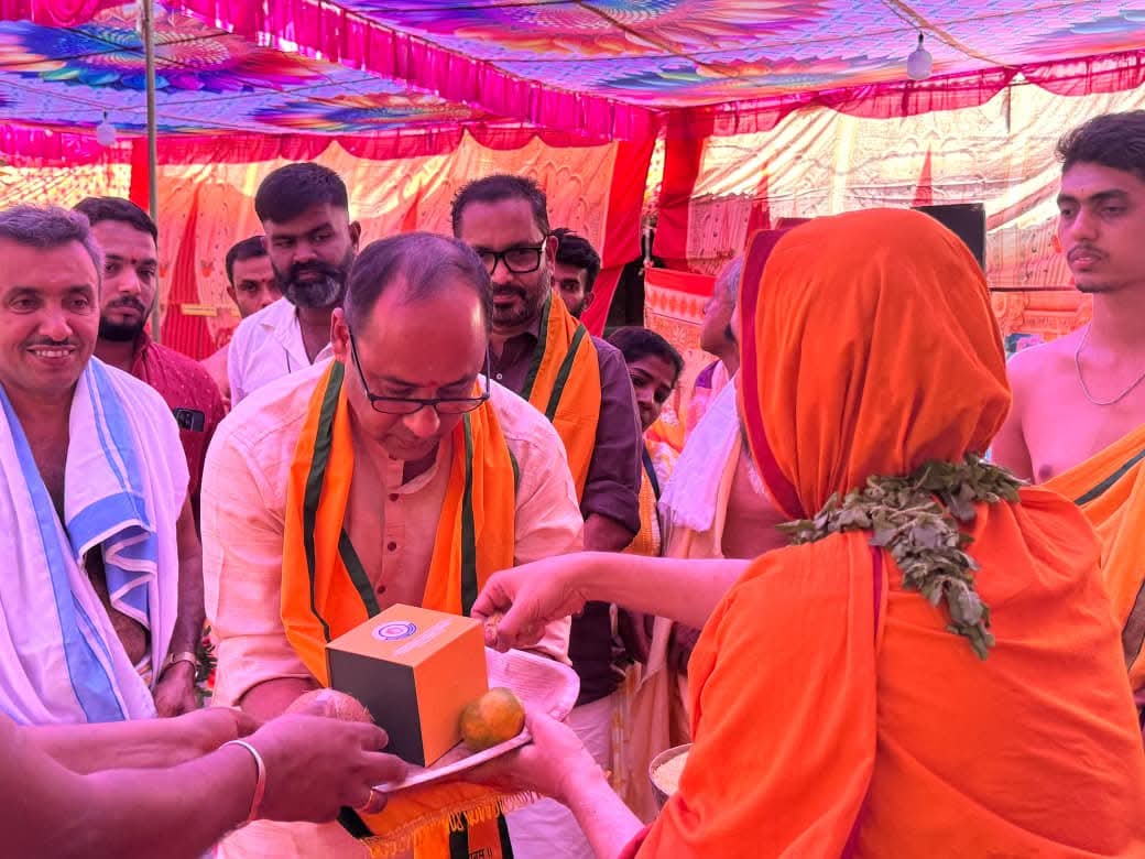 ShankaraPeetha's tweet photo. ಕೇರಳ ಭಾ.ಜ.ಪಾದ ಮಾಜಿ ರಾಜ್ಯಾಧ್ಯಕ್ಷ ಶ್ರೀ ಕೆ. ಸುರೇಂದ್ರನ್, ಕಾರ್ಯದರ್ಶಿ ಶ್ರೀ ಕೆ. ಶ್ರೀಕಾಂತ್, ಕಾಸರಗೋಡು ಜಿಲ್ಲಾ ಭಾ.ಜ.ಪಾ ಅಧ್ಯಕ್ಷೆ ಶ್ರೀಮತಿ ಅಶ್ವಿನೀ ಹಾಗೂ ಕಾಸರಗೋಡು ಜಿಲ್ಲಾ ಪಂಚಾಯತ್ ಸದಸ್ಯ ಶ್ರೀ ಸೋ‌ಮಶೇಖರ ಜೆ. ಎಸ್. ಶ್ರೀಸಂಸ್ಥಾನದವರನ್ನು ಭೇಟಿಯಾಗಿ ಆಶೀರ್ವಾದ ಪಡೆದರು.

01-03-2026 https://t.co/j4FqSv9ETf