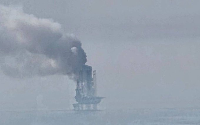 🚨🚨🚨 AN OIL RIG HAS BEEN TARGETED IN THE PERSIAN GULF

REPORTS SAY IT BELONGS TO THE UAE
#Iran #Khamenei #Traitors #Tehran #BreakingNews 

Follow for more Update:- <a href="/illugril_007/">Ms_illu...</a>