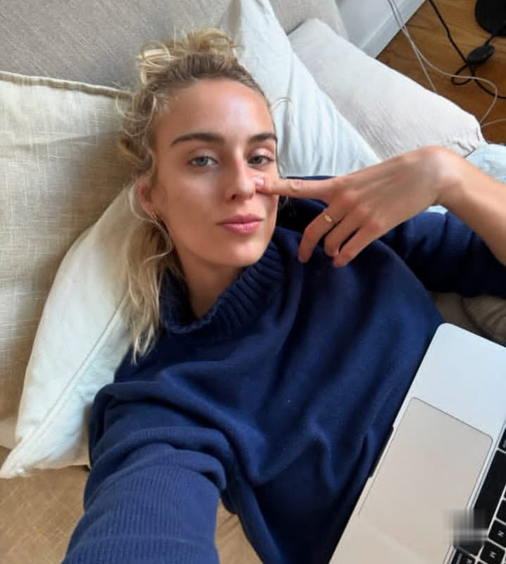 Charlotte author tweet media