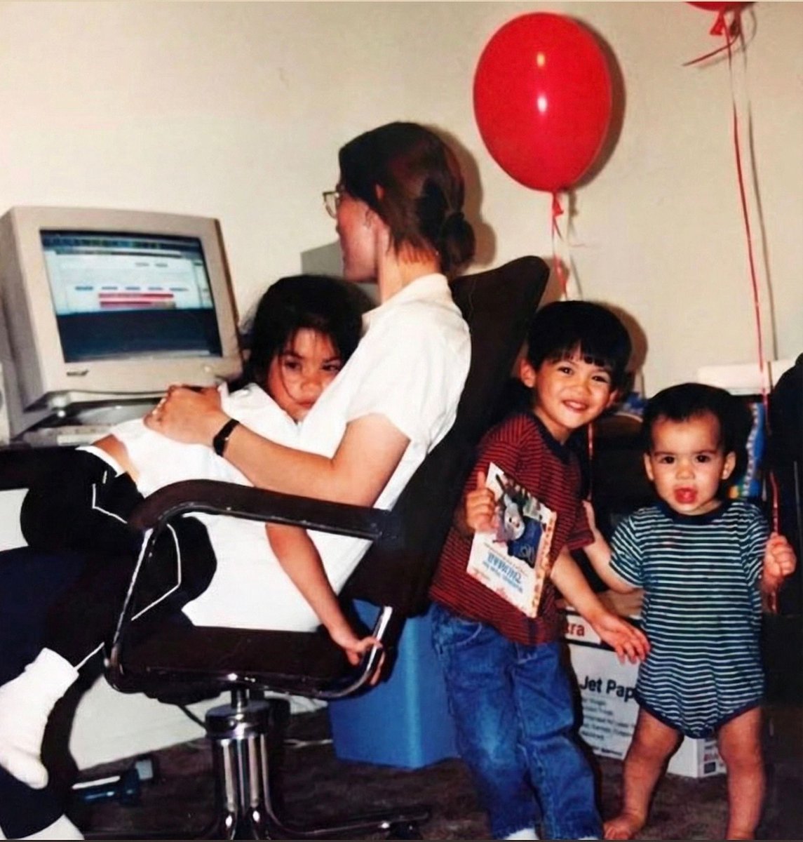 lauriemarbas's tweet photo. I wrote 7 books in medical school with 3 kids under 5. Not because I was disciplined. Because I was desperate. I couldn't memorize the material so I drew cartoons to simplify it. Thousands of students used those books. The constraint was the breakthrough. https://t.co/6TXAHYolhW
