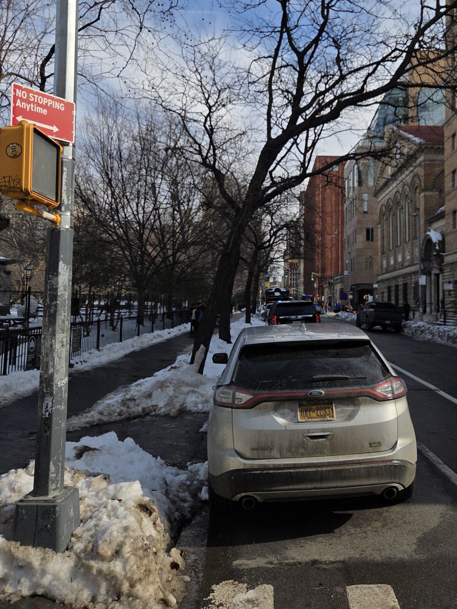 placardabuse's tweet photo. This @NYCParks placard is clearly labeled across the top "NOT VALID ON NEW YORK CITY STREETS."
And there is no placard on Earth that is ever valid in a No Stopping zone.
But @NYPDTransport and @NYPD6Pct extend #PlacardCorruption privileges to the rest of the #PlacardClass. https://t.co/uyVQAIUUe4