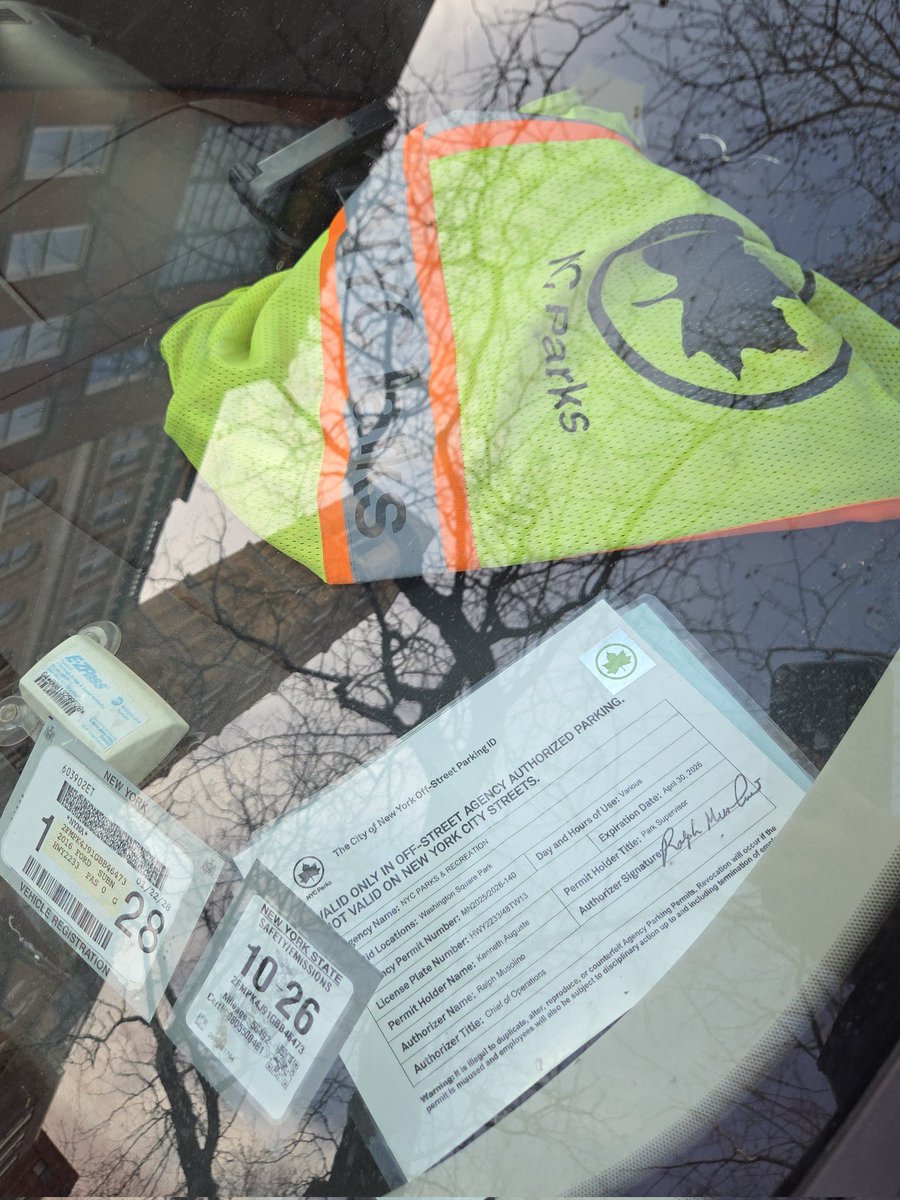 placardabuse's tweet photo. This @NYCParks placard is clearly labeled across the top "NOT VALID ON NEW YORK CITY STREETS."
And there is no placard on Earth that is ever valid in a No Stopping zone.
But @NYPDTransport and @NYPD6Pct extend #PlacardCorruption privileges to the rest of the #PlacardClass. https://t.co/uyVQAIUUe4