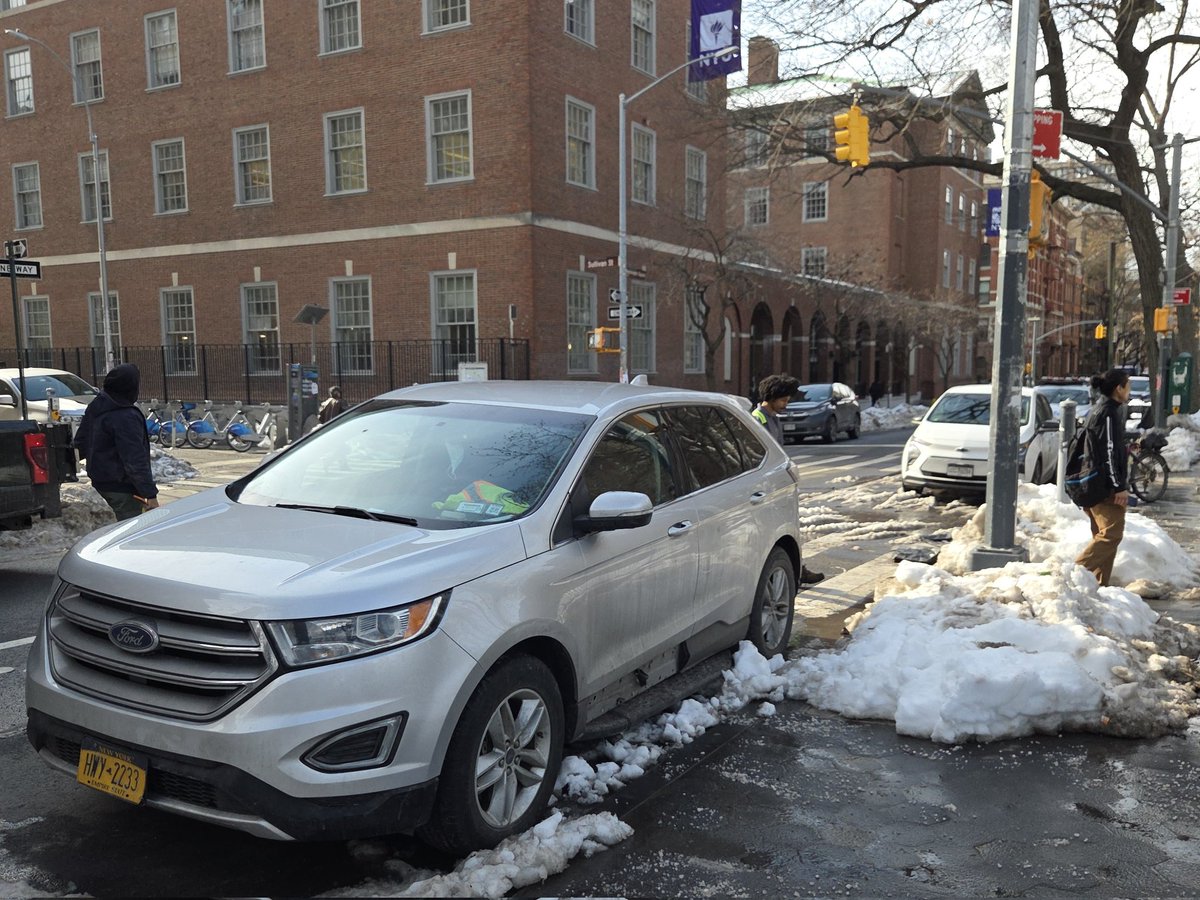 placardabuse's tweet photo. This @NYCParks placard is clearly labeled across the top "NOT VALID ON NEW YORK CITY STREETS."
And there is no placard on Earth that is ever valid in a No Stopping zone.
But @NYPDTransport and @NYPD6Pct extend #PlacardCorruption privileges to the rest of the #PlacardClass. https://t.co/uyVQAIUUe4
