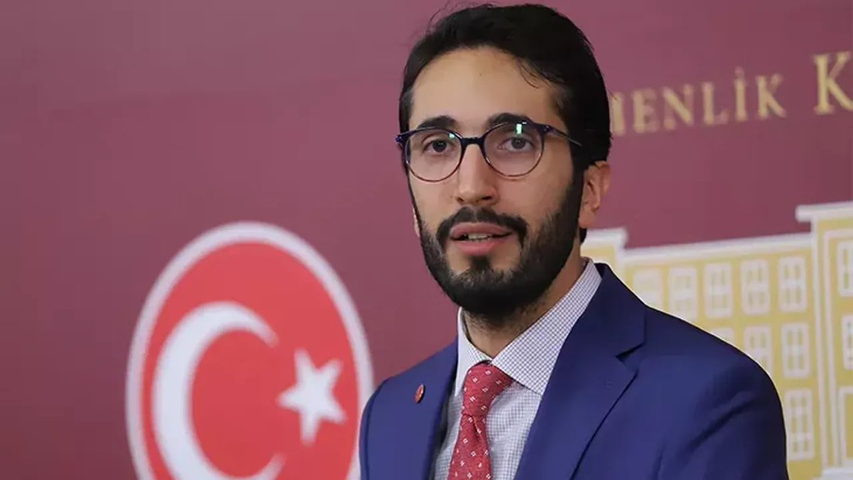 Merhum Necmettin Erbakan'a " Yeşil tesbihli şeytan" diye küfreden CHP ile ittifak yapan Saadet'li Abdulkadir Karaduman, İran'ı savunmak için;
*
“Milletini kendisine siper eden değil; 
kendisini milletine siper eden liderlerin ülkesini, yenemezsiniz" demiş.
*
Bunlarla yan yana