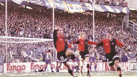 Les ganamos con la reserva, con los pibes, complicados en promedios, por goleada, de penal, en el último minuto y hasta los hicimos tirar bombas y suspender un partido.
No hay excusa para no ganar hoy, DEJEN LA VIDA <a href="/Newells/">Newell’s Old Boys</a>