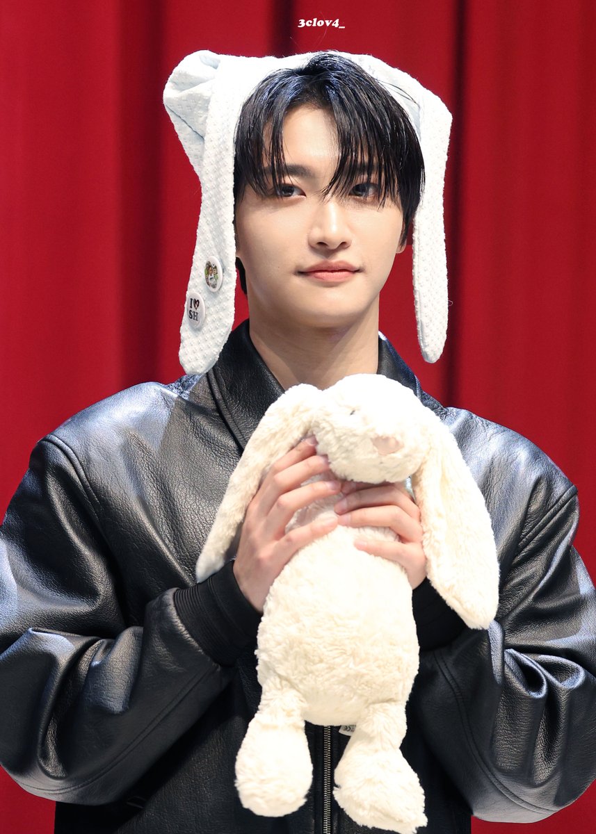 3clov4_'s tweet photo. 260220 디마뮤
-
아기토끼 ♡ 🩶🐰
-
#에이티즈 #성화
#ATEEZ #SEONGHWA https://t.co/TtwspJ5G5O