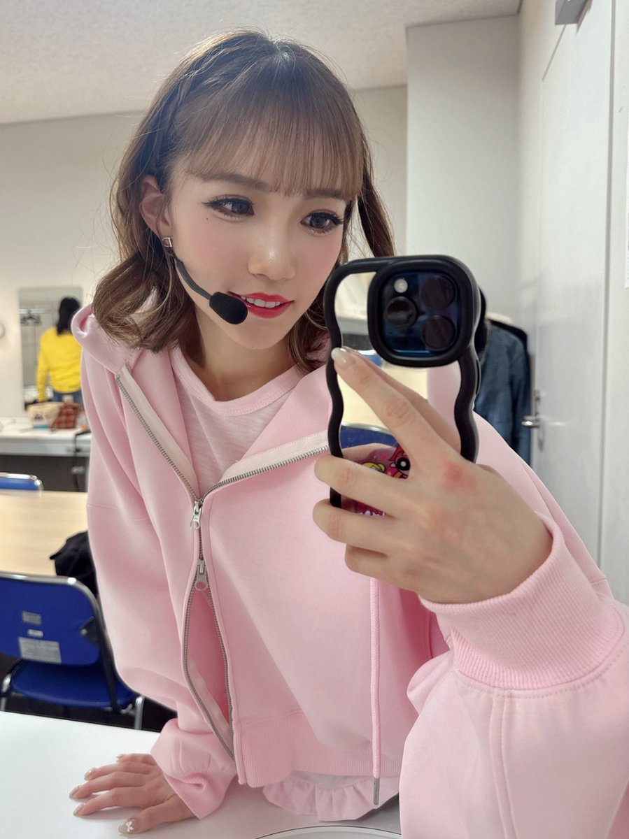 cheee1011's tweet photo. #堀江由衣 さん
#黒ネコ集会24 

2019年のツアーの裏で皆とやってた人狼を
まさかヘッドセットつけて表舞台でする日が来るとは😂
楽しんでもらえてたらいいなあ

そしてなんだかピンクな1日でした💗

差し入れも美味しくいただきましたっ
ありがとうございました🐺🌸 https://t.co/4KvZ4VOMkx