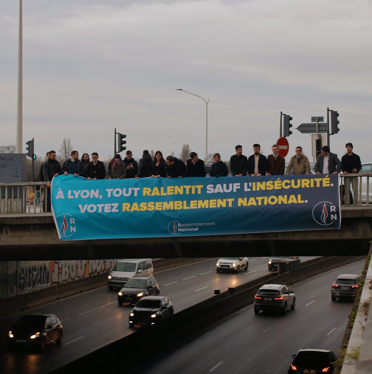 Acte 2 de notre action banderole.
À Lyon, tout ralentit sauf l’insécurité.
Il est temps que cela change. 🇫🇷
