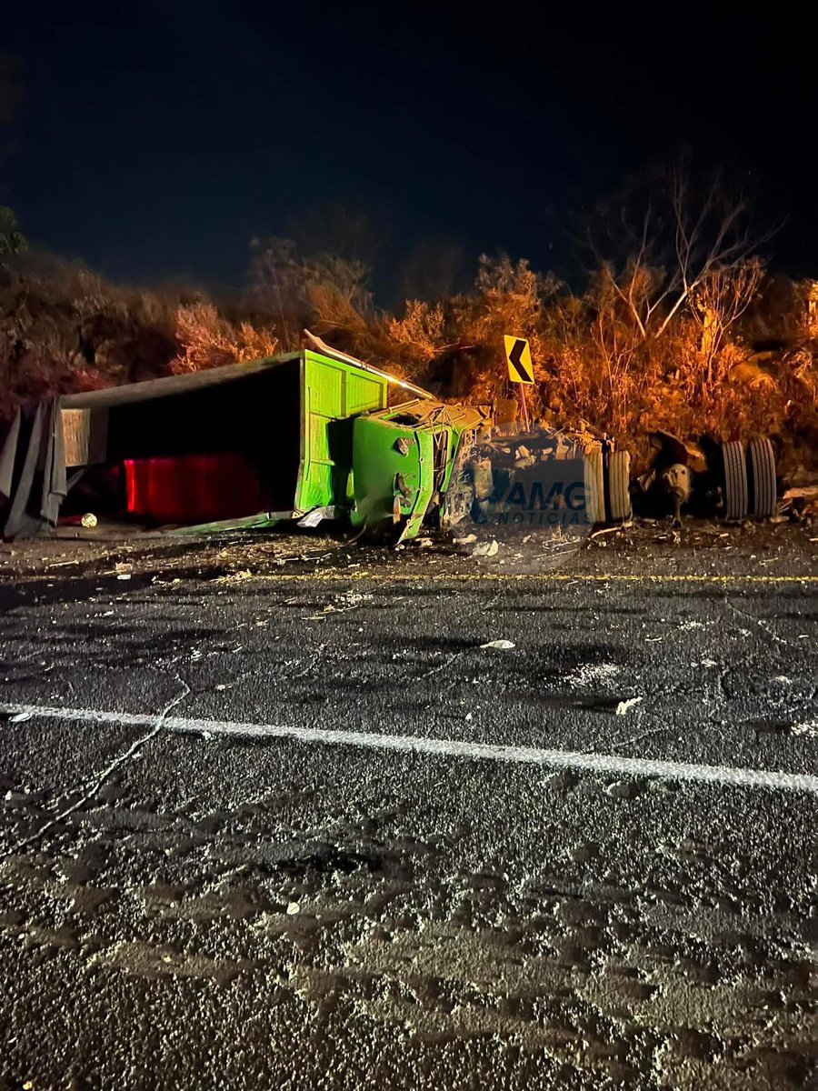 JaliscoRojo's tweet image. En el entronque a #Tequila, Jalisco metros antes de llegar a #Cantaritos El #Chaparrito un camión tipo volteo sufrió una volcadura, el conductor se encuentra en estado grave.