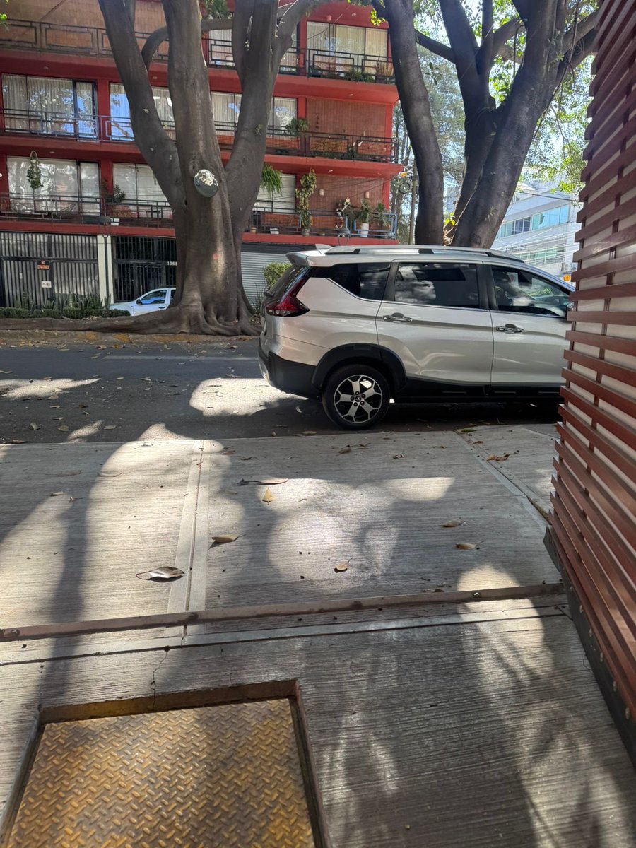 robertyco's tweet photo. @LaSEMOVI Camioneta Mitsubishi bloqueando mi entrada, no podemos salir ni entrar. @En_laDelValle  @UCS_GCDMX

Enrique Rebsamen esquina San Borja
San Borja 1014 https://t.co/0JEs2v88c7