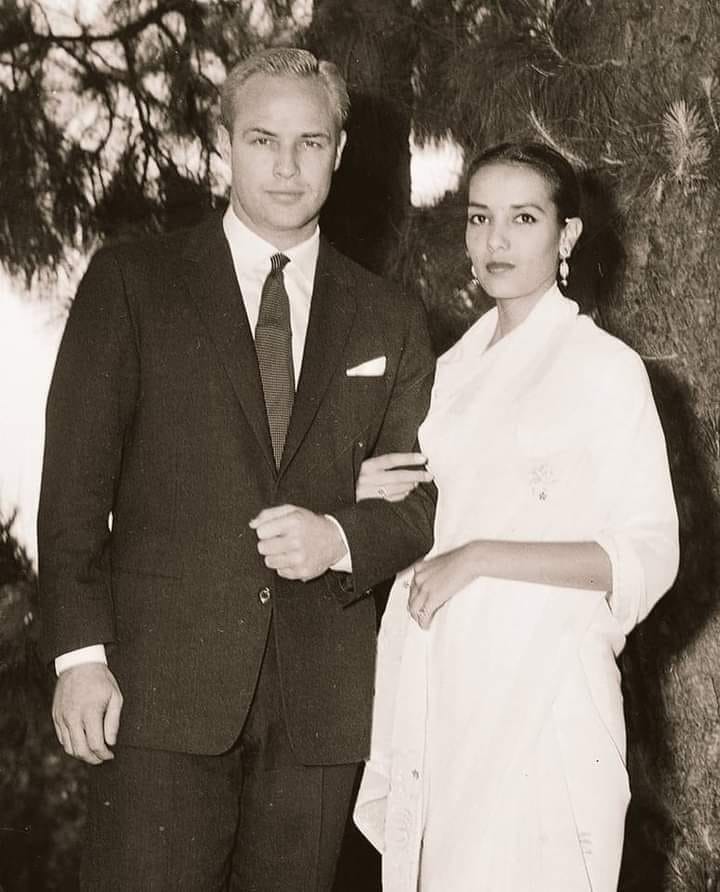 Marlon Brando sa svojom ženom Anom Kašfi, koja mu se predstavila kao indijska plemkinja, pa je i zbog toga pored lepote rešio da mu bude žene, a u stvari je bila radnica u mesari.
Mala laž može da utiče na krupne odluke.
😊❤️
preuzeto