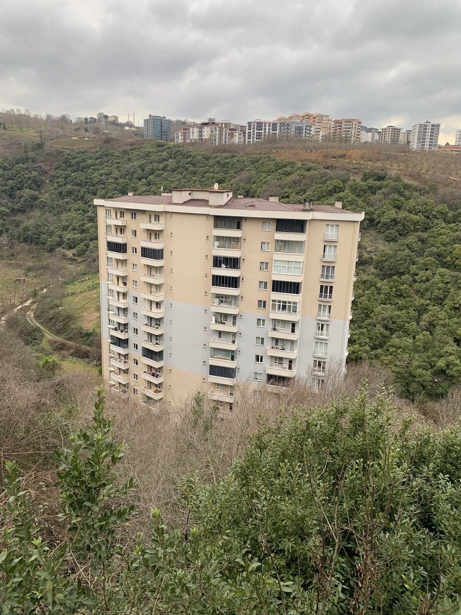 Bu da bizim Trabzon’daki yirmak sitesi 
Yormağın ve dikenliklerin içinde huzurlu bir yaşam sunuyor 
Yabani hayvanlara on metre mesafedeki sitemiz tam bir huzur kenti 
😂😂😂😂😂