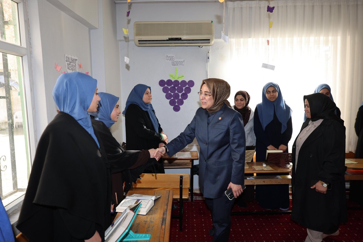 Viranşehir İlçe Müftü Vekili Ömer Faruk Taşçı ile Hacı Süleyman Akyürek Yatılı Hafızlık Kız Kur'an Kursu’nu ziyaret ederek, eğitim gören kardeşlerimizle bir araya geldik. 

65 öğrencinin hafızlık eğitimi gördüğü kursun yöneticisi Rabia Uğurlu’dan ihtiyaçlar ve taleplerle ilgili