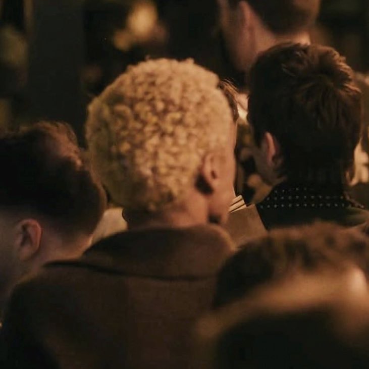 cuantas posibilidades hay de que un chabon con el corte tumbero de louis está a medio metro de harry