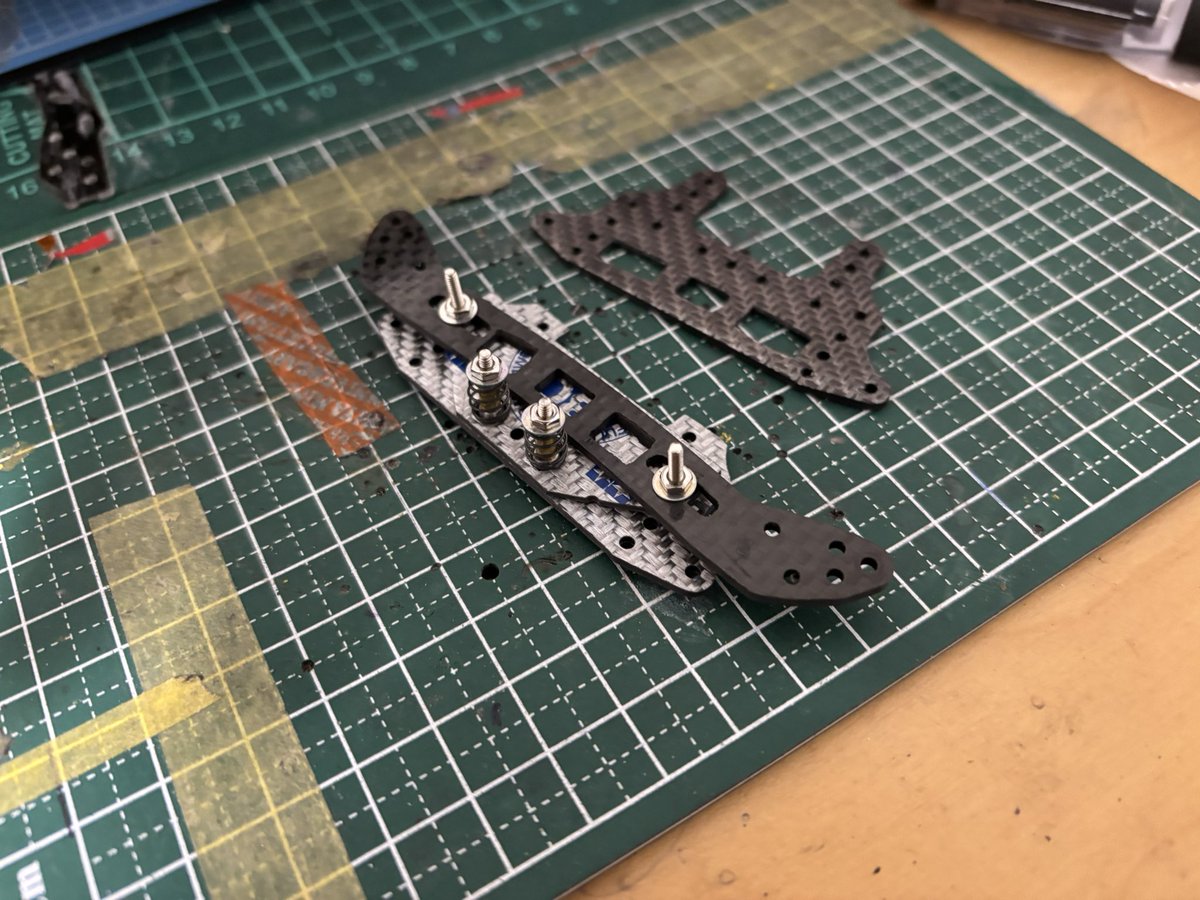 今日はフロント周りを進めました👨🏼‍🦲久々にカーボンを切ったり削っ