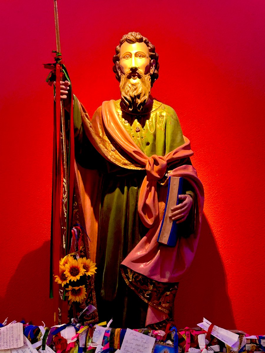 San Judas Tadeo es el patrono de la esperanza y las causas imposibles. 

Es uno de los doce apóstoles y primo de Jesús; por ello aprendió acerca de la piedad y la generosidad hacia el prójimo y, en especial, de la caridad hacia pecadores, marginados y enfermos.

Les los dejó para