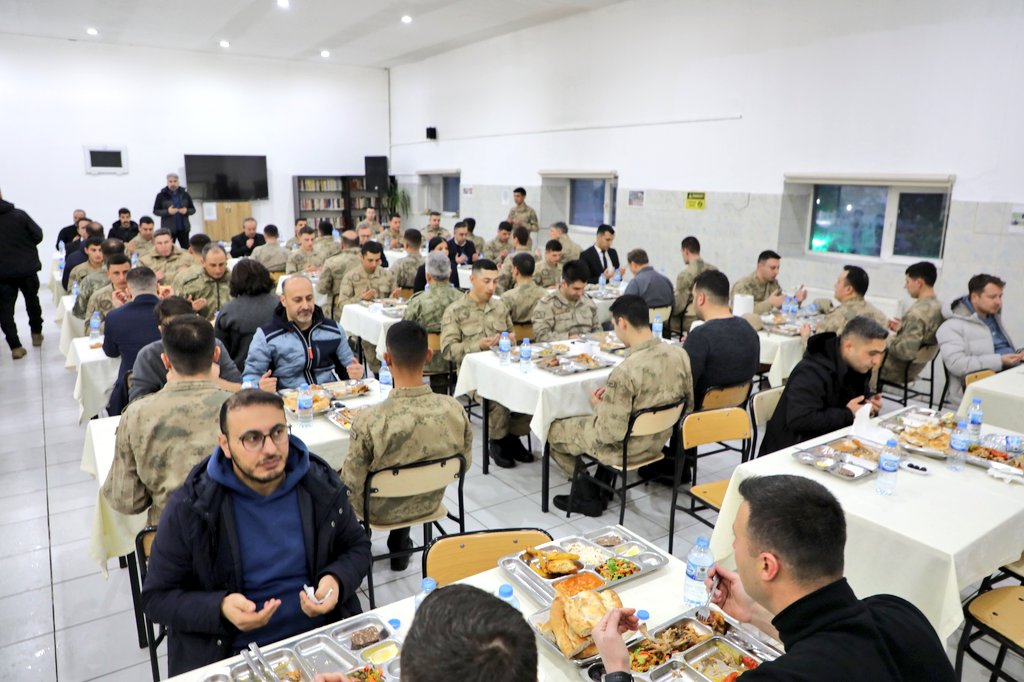📍#GaziKars İl Jandarma Komutanlığı

Valimiz Ziya Polat, vatandaşlarımızın huzur ve güvenliği için özveriyle görev yapan kahraman Jandarma personelimiz ile iftarda bir araya geldi. 🇹🇷

Hayırlı Ramazanlar 🌙

<a href="/ziyapolat73/">Ziya POLAT</a> 
<a href="/TC_icisleri/">T.C. İçişleri Bakanlığı</a> 
#Jandarma