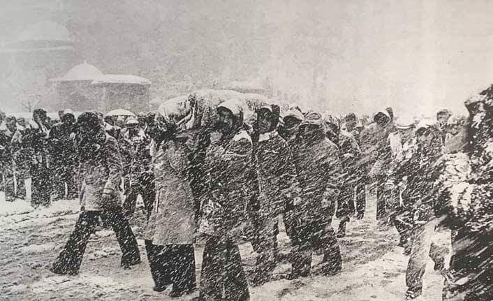 Ülkücü Hareket bu fotoğraftır. Çile, vefa, imkansızlık, şehadet ve yıkılmaz bir inanmışlık.. Şehadetinin yıl dönümü olan Mustafa Erol ağabeye ve bütün ülkücü şehitlere rahmet olsun.