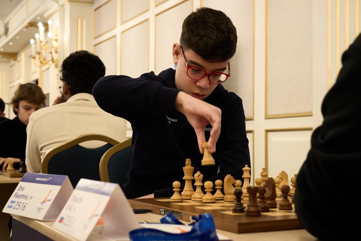 🇦🇷 ¡FAUSTINO SE ACERCA AL RECORD GANANDO! 🇦🇷

Demostrando sus habilidades en defensa, ataque, manejo de las emociones, Faustino da vuelta una partida en la que su Rey estaba siendo asediado casi sin escapatoria. La rusa Ekaterina Goltseva no supo concretar su ventaja y el "Messi