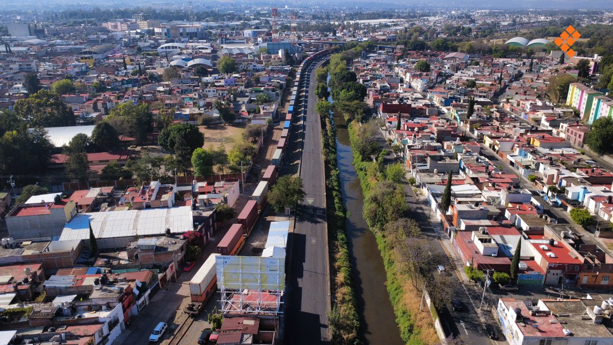 #AlertaVial | #Morelia: tren detenido en Tres Puentes 🚧🚨

Se reporta que el tren ya lleva más de media hora completamente detenido en la zona de Tres Puentes, generando afectaciones a la circulación vehicular. 🚂

📸: Nicolás Juárez/Quadratín Michoacán.
