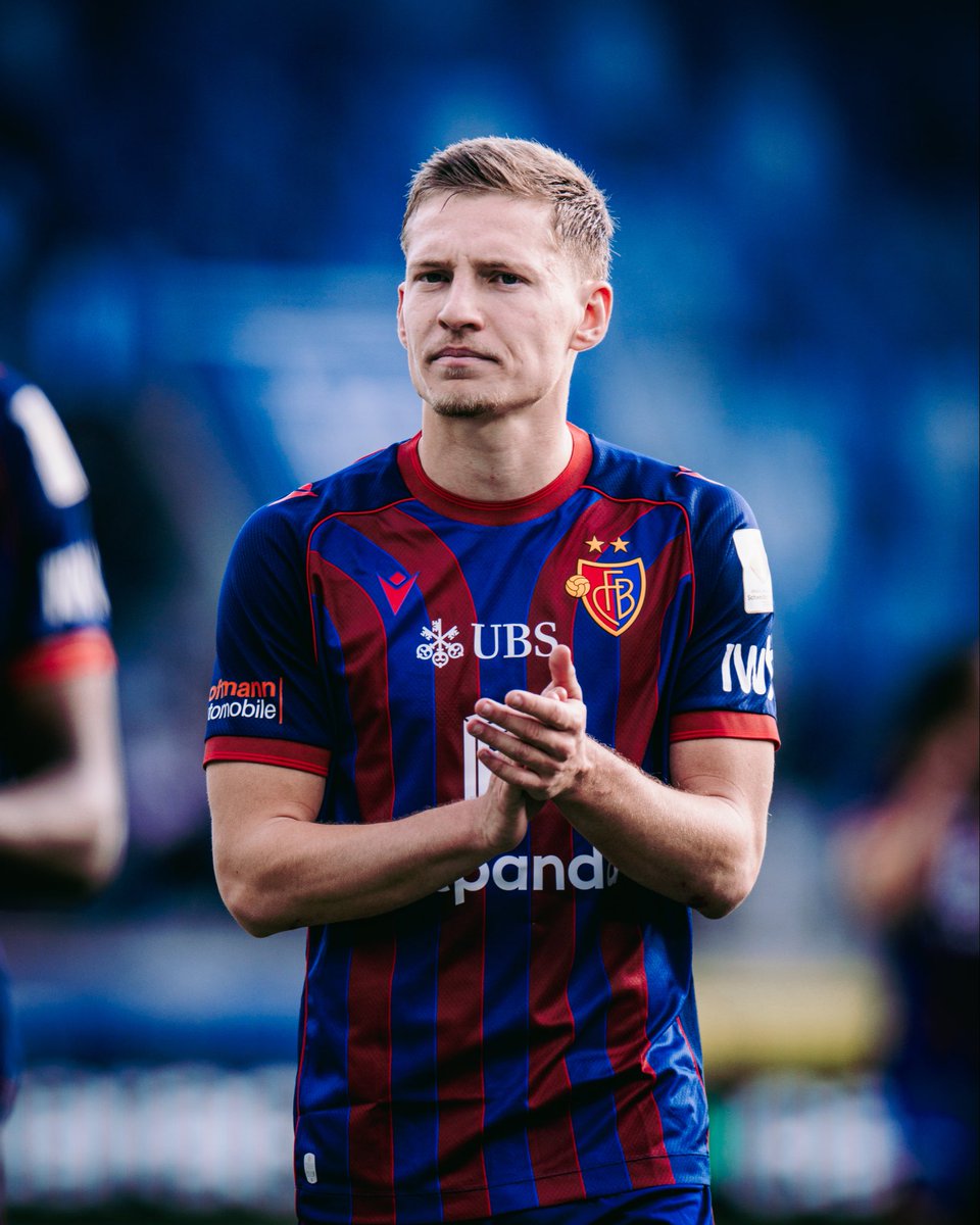 FCBasel1893's tweet photo. 𝖧ä𝗋𝗓𝗅𝗂𝗀𝗀𝗂 𝖦𝗋𝖺𝗍𝗎𝗅𝖺𝗍𝗂𝗈𝗇 𝗓𝗎𝗆 𝖾𝗋𝗌𝖼𝗁𝗍𝖾 𝖸𝗒𝗌𝖺𝗍𝗓 𝖿ü𝗋 ❤️💙,Bećir 🤝  #FCBasel1893 #AlliZämme #imRotblaueRusch #rotblaulive https://t.co/mOAsvunXSY