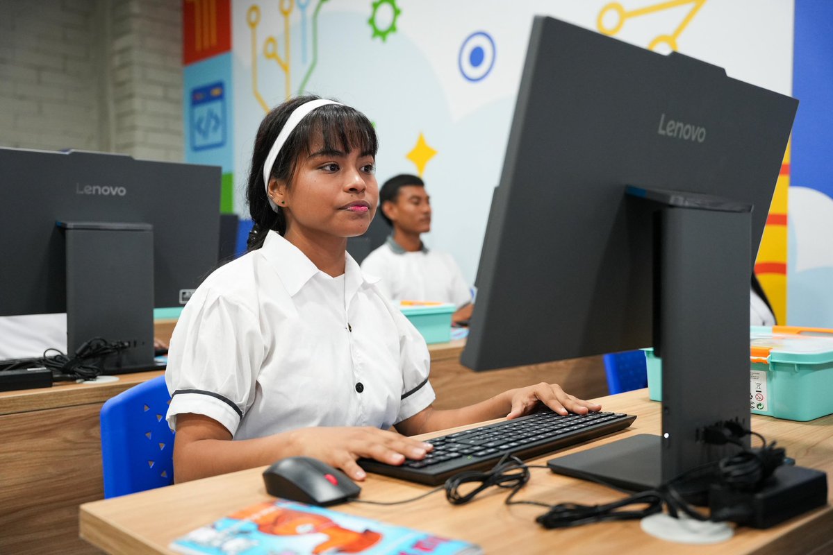 Esta semana entregamos dos obras que nos hacen sentir orgullosos del camino que está tomando el departamento:

🏫 El decimosegundo megacolegio de nuestro gobierno fue el de Altos del Rosario, sur de Bolívar. 

🖥️ La segunda Colmena Digital en la zona rural de Mompox, esta vez en