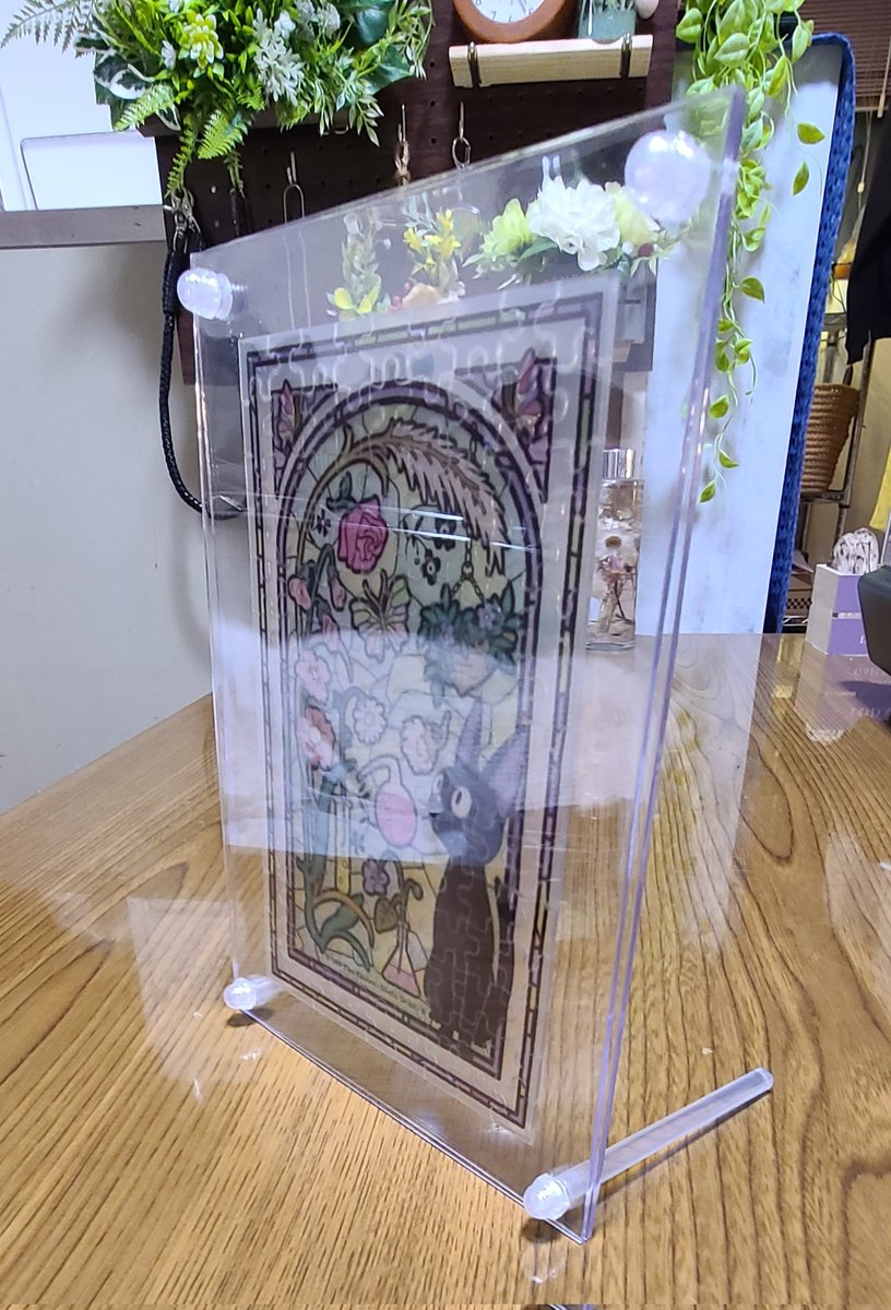 ash_0305's tweet photo. 光を通す！透明ピースのジグソーパズルを百均のアクリルスタンドをフレーム代わりに代用。良き感じでディスプレイできたよ。 https://t.co/P2YakamXUd