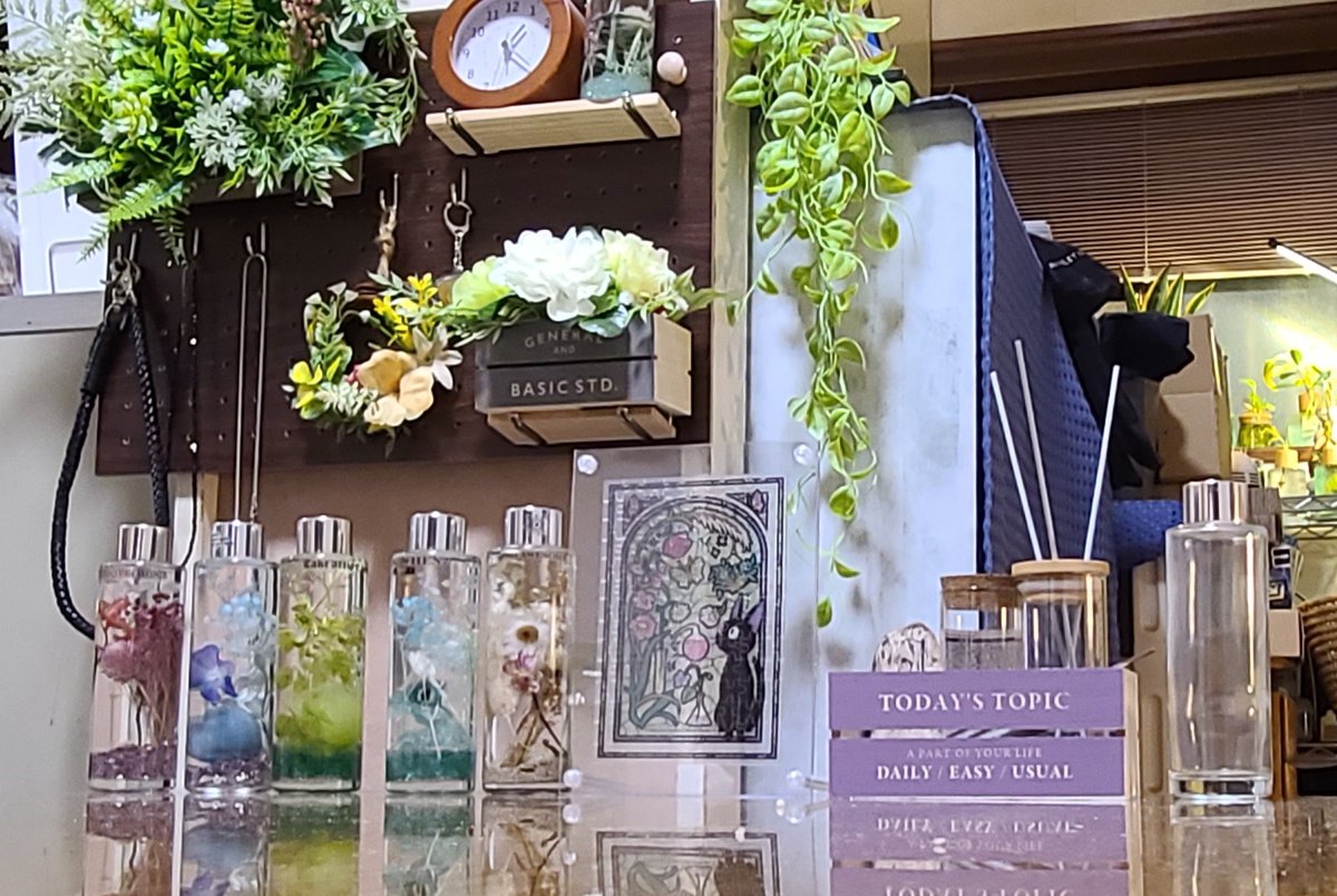 ash_0305's tweet photo. 光を通す！透明ピースのジグソーパズルを百均のアクリルスタンドをフレーム代わりに代用。良き感じでディスプレイできたよ。 https://t.co/P2YakamXUd