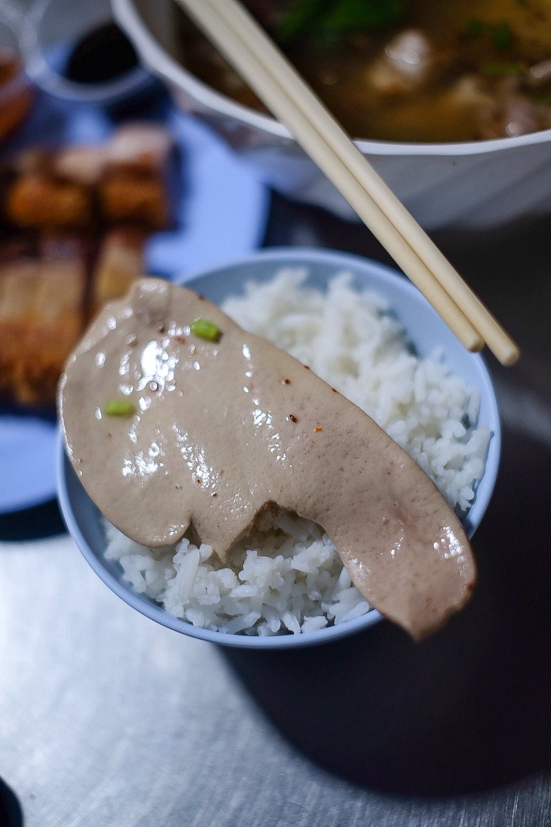 IbzPs's tweet photo. ต้มเลือดหมูตรงหัวโค้งวงเวียนใหญ่ หน้าสยามรัตนา เปิดเย็นๆ ในย่านฝั่งธนเราให้ร้านนี้ยืน 1 นะเซี่ยงจี้ใหญ่อร่อยมาก น้ำซุปกลมกล่อม ประทับใจ ต้องสั่งหมูกรอบร้านข้างๆมาทานด้วย เข้ากันมาก #อร่อยไปแดก #อร่อยบอกต่อ #วงในพาแดก #aroii #wongnai #kin24hrs https://t.co/82PaeYjvga