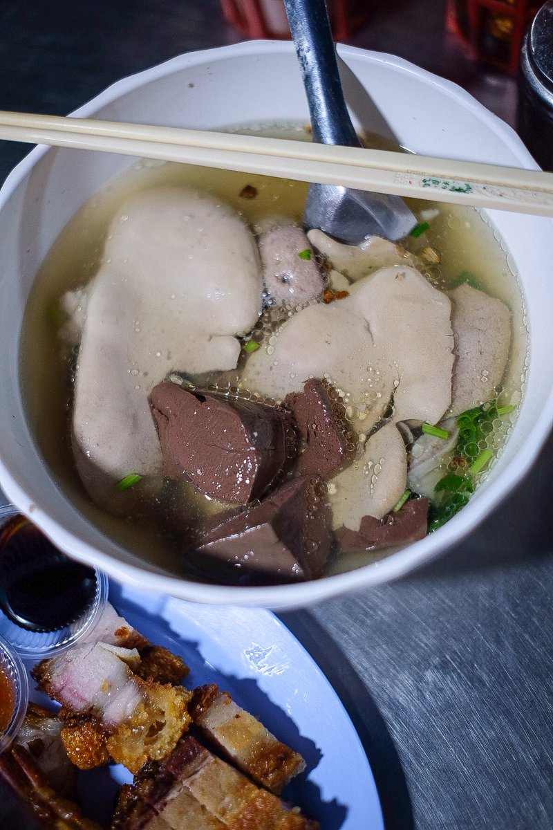 IbzPs's tweet photo. ต้มเลือดหมูตรงหัวโค้งวงเวียนใหญ่ หน้าสยามรัตนา เปิดเย็นๆ ในย่านฝั่งธนเราให้ร้านนี้ยืน 1 นะเซี่ยงจี้ใหญ่อร่อยมาก น้ำซุปกลมกล่อม ประทับใจ ต้องสั่งหมูกรอบร้านข้างๆมาทานด้วย เข้ากันมาก #อร่อยไปแดก #อร่อยบอกต่อ #วงในพาแดก #aroii #wongnai #kin24hrs https://t.co/82PaeYjvga