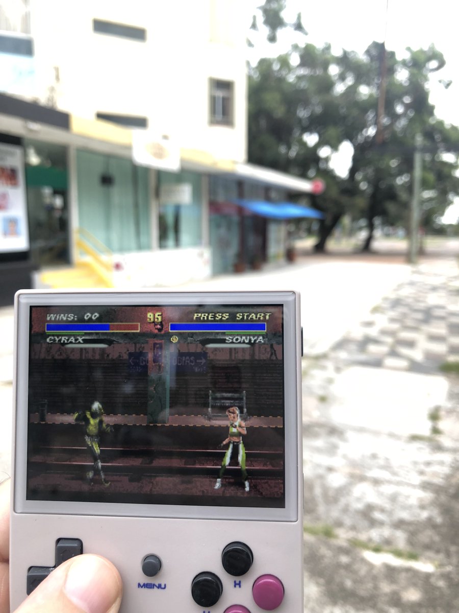 peruzzo_nico's tweet photo. Aprovechando que esta consola portátil tiene todos los juegos de Arcade que disfruté en mi niñez, se me ocurrió visitar los lugares donde funcionaron los salones de maquinitas que frecuenté en los años 80 y 90, y jugar, allí mismo, el juego que más asocio con ese lugar. https://t.co/sPwgzOdrFE